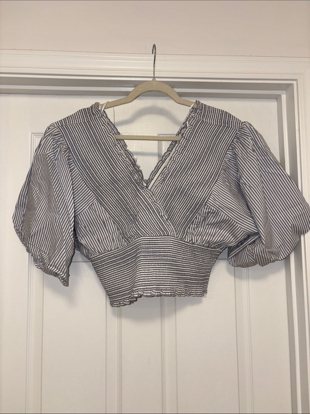 Abercrombie & Fitch Striped V-Neck Puff Sleeve Crop Top - White/Black
